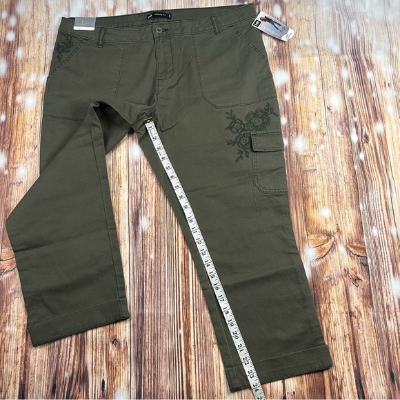 NWT Lee Crop Utility Cargo Pocket Pants Floral Embroidered Green Women’s Size 16 - Picture 6 of 16